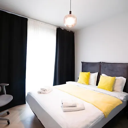 Soni Luxury 351 Plaza With Free Private Parking & Self Check-in