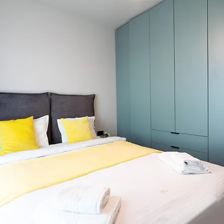 Soni Luxury 351 Plaza With Free Private Parking & Self Check-in